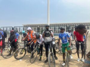 Des cyclistes kinois rassemblés pour honorer la mémoire de Miguel Masaisai.