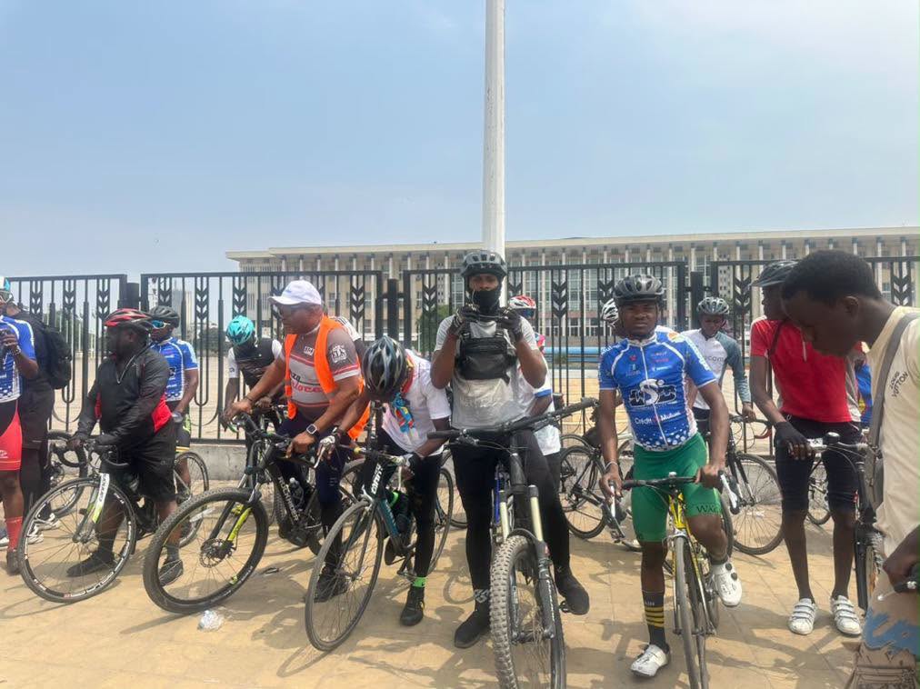 Des cyclistes kinois rassemblés pour honorer la mémoire de Miguel Masaisai.