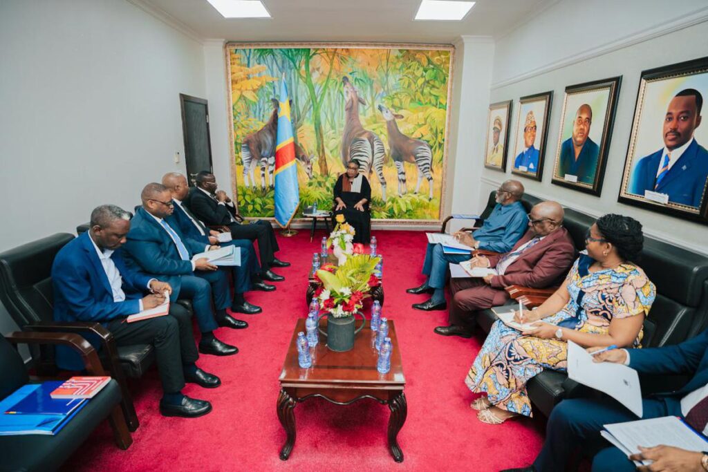 La Première ministre Judith Suminwa Tuluka préside une réunion consacrée aux mesures d'urgence à Kinshasa