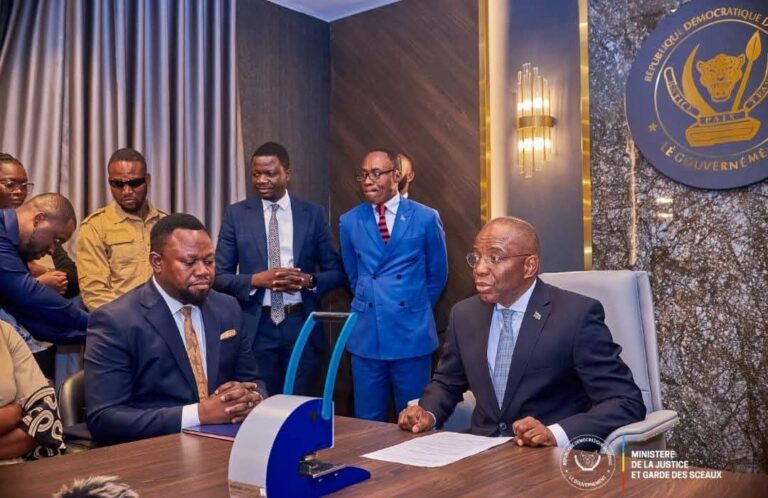 Photo d'Illustration: samuel_mbemba_et_Guillaume_Ngefa_Atondoko_remise_et_reprise