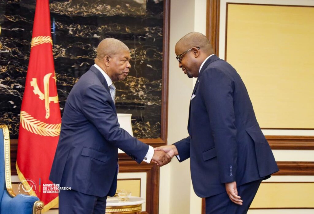 Le ministre congolais de l’Intégration régionale, Floribert Anzuluni (à droite), reçu par le Président angolais, João Lourenço, mercredi 30 septembre 2026 à Luanda.
